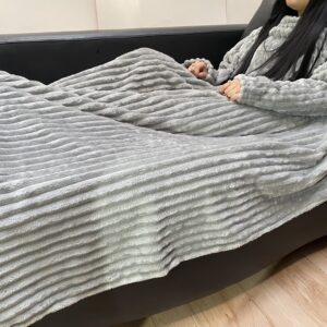 Cobija Pequeña con Mangas Troquelado Gris